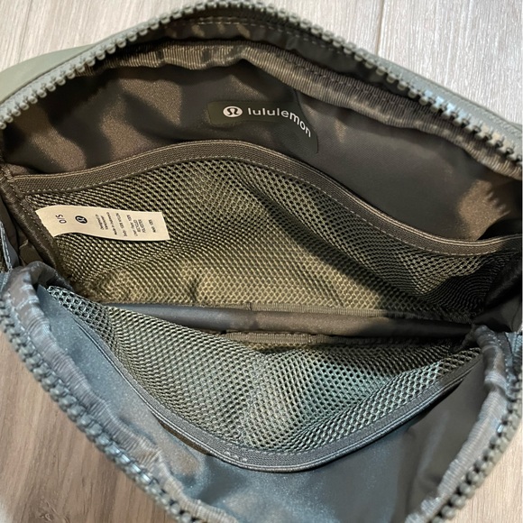 Lululemon Everywhere Belt Bag - Sage Green 2L - Picture 5 of 7